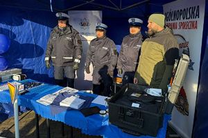 policjanci ruchu drogowego i technik kryminalistyki