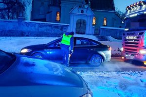 policjant rozmawia z kierującym