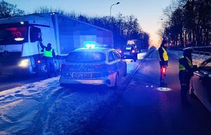 policjanci kontrolują trzeźwość kierowców