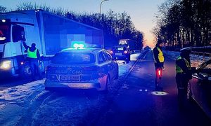 policjanci kontrolują prędkość