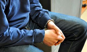 mężczyzna w kajdankach