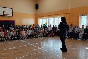 policjantka rozmawia z uczniami