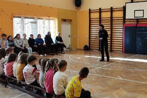 policjantka rozmawia z uczniami