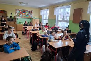 policjantka rozmawia z uczniami