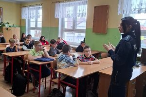 policjantka rozmawia z uczniami