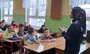 policjantka rozmawia z uczniami
