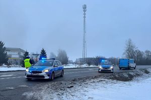policjant przy radiowozach na DK 10, obok auto dostawcze