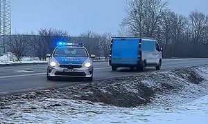 radiowóz, obok auto dostawcze