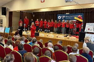 na scenie woprowcy i policjantka