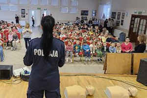 policjantka mówi ze sceny do dzieci