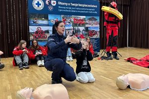 policjantka przypomina o bezpiecznej postawie w przypadku spotkania niebezpiecznego zwierzęcia