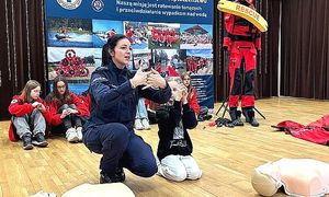 policjantka z dziewczynka na scenie