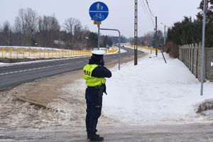 policjant mierzy prędkość