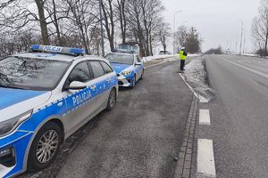 policjant mierzy prędkość