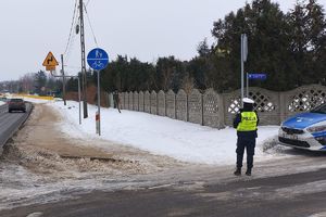 policjant mierzy prędkość