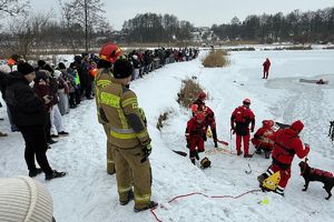 dzieci oglądają pokazy ratowników