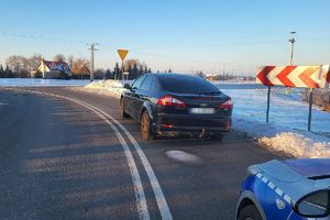 ford zostawiony na drodze