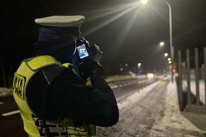 policjant mierzy prędkość