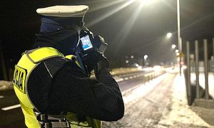 W czwartek (05.02.2026) odbyła się kolejna już w tym roku akcja NURD. Policjanci zwracali szczególną uwagę na bezpieczeństwo pieszych i rowerzystów, ponieważ to oni są szczególnie narażeni na urazy w czasie zdarzeń drogowych. Podczas trwania akcji policjanci zwracają uwagę na wykroczenia popełniane przez pieszych czy rowerzystów, ale przede wszystkim na ich szkodę. 
Funkcjonariusze podczas ostatnich działań dwa razy reagowali na nieustąpienie pieszym przy skręcaniu w drogę poprzeczną. 48 kontroli pojazdów. Skontrolowali kierującego, który zdecydował się wyprzedzać na przejściu dla pieszych i aż 27 kierujących, którzy w różnych okolicznościach nie ustąpili pieszym pierwszeństwa. 
36 prowadzących pojazdy przekroczyło dozwoloną prędkość w obszarze przejść dla pieszych a trzech zachowało się nieprawidłowo względem rowerzystów.