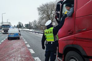 policjant kontroluje trzeźwość kierowcy