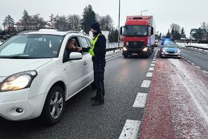 policjant kontroluje trzeźwość kierowcy