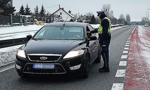 policjant kontroluje trzeźwość kierowcy
