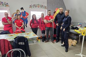 policjantka i ratownicy WOPR