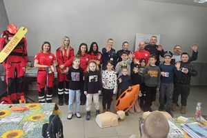 wspólne zdjęcie policjantów i ratowników z dziećmi