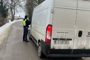 policjant rozmawia z kierowcą