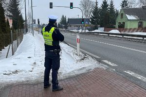 policjant mierzy prędkość