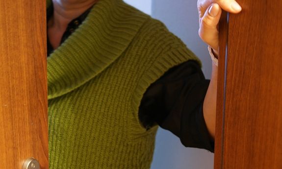 seniorka otwierająca drzwi