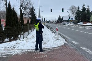 policjant mierzy prędkość