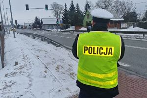 policjant mierzy prędkość