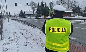 policjant mierzy prędkość