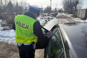 policjant rozmawia z kierowcą