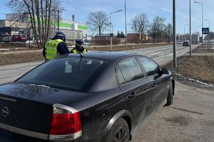 policjanci rozmawiają z kierowcą