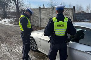 policjanci rozmawiają z kierowcą