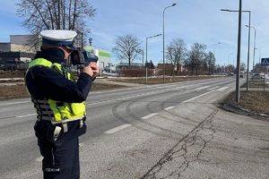 policjant mierzy prędkość