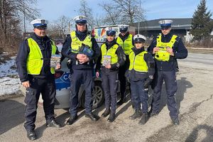 policjanci ruchu drogowego z ulotkami programu Chroń pieszego powiatu lipnowskiego