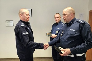 komendant gratuluje policjantowi