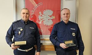 policjanci na tle sztandaru jednostki
