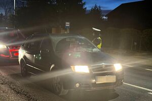 policjanci kontrolują trzeźwość kierujących