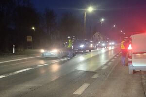 policjanci kontrolują trzeźwość kierujących