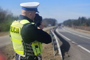 policjant mierzy prędkość