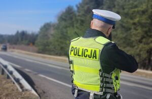 policjant mierzy prędkość