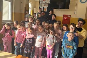 policjanci na spotkaniu z uczniami