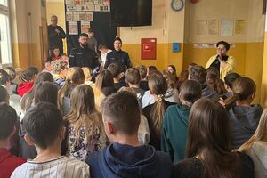 policjanci na spotkaniu z uczniami