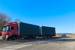 policjanci kontrolują trzeźwość kierujących