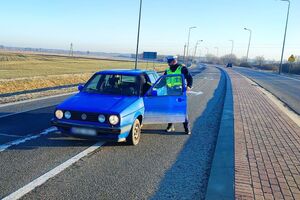 policjanci kontrolują trzeźwość kierujących