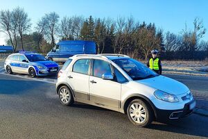 policjanci kontrolują trzeźwość kierujących